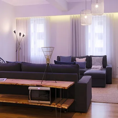 Modern For 13 Guests *